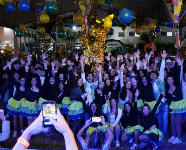 Baile�o 2026 re�ne milhares de pessoas no Col�gio Anglo Pouso Alegre